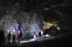 Caminhando com o grupo na parte inferior da caverna em Carlsbad Caverns National Park, no sul do Novo México, nos Estados Unidos